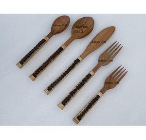 Ensemble de 4 couteaux à beurre en bois de restaurant personnalisés avec manche en rotin et osier tissé - Product Image 4