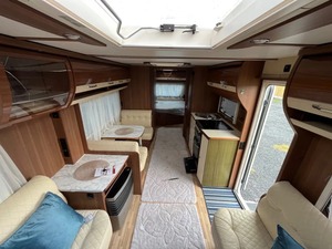 2016 Lmc 655 Caravane à lit fixe à 6 couchettes - Product Image 2