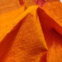 Tissu indien Dupion Tissu de luxe 100% pure soie brute fabriqué sur métier à tisser pour vêtements, vêtements et autres produits d'ameublement.