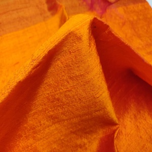 Tela India Dupion de lujo 100% pura tela de seda cruda hecha en telar manual para prendas de vestir, prendas de vestir y otros productos de decoración del hogar. - Product Image 5