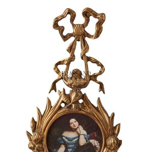 Arte de pared de latón triple antiguo con marco de cinta adornado y pinturas de retrato de porcelana en estilo vintage elegante - Product Image 2