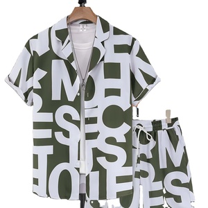 Conjunto de Camisa y Pantalones Cortos con Estampado Gráfico Verde para Hombre, Estilo Casual, Tendencia de Moda Urbana para la Playa, para el Verano - Product Image 1