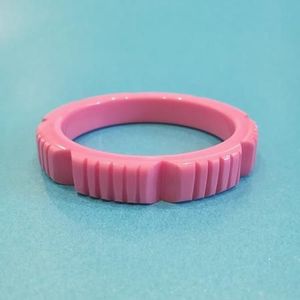 Juego de brazaletes de resina tallada a mano audaces y hermosos en combinaciones de colores Pantone hechos para mujeres con estilo y apariencia de uso diario - Product Image 4