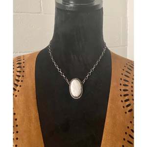 Collier en argent sterling et diamants Buffalo blancs de Sheila Becenti, style religieux, chaînes avec motif en forme de chiffres - Product Image 2