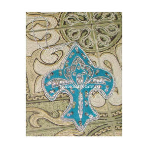 Hermosos Adornos Navideños Colgantes de Tela Bordados a Mano con Hilo Plateado Zari y Cuentas, para Decoración del Hogar - Product Image 1