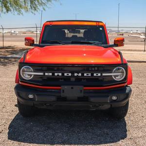 LUXURY RIDE 2022 Bronco Outer Banks EcoBoost de 4 Cilindros, 4x4, Rojo Metálico Picante, Sin Modificar - Product Image 1