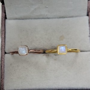 Bague minimaliste en argent sterling 925 avec sertissage de pierre de lune arc-en-ciel de 6x6 mm, bijoux en pierres précieuses, cadeaux, bande en or vermeil - Product Image 2
