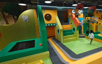 Aire de jeux intérieure sur le thème de la construction Diggerland avec piscine à sable, centre de jeux pour enfants avec pelle et grue interactives