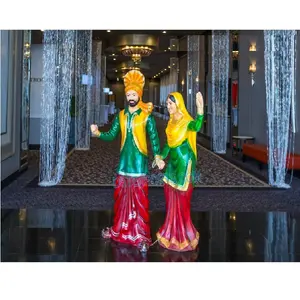Düğün giriş renkli Bhangra heykelleri Punjabi kültürel çift yaşam boyutu heykelleri Punjabi Bhangra heykelleri düğün sahne için