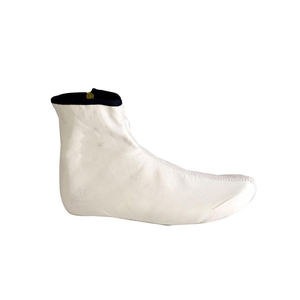Chaussettes traditionnelles en cuir de couleur blanche de haute qualité faites à la main pour hommes durables, confortables et à la mode - Product Image 2