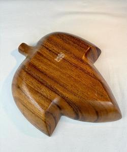 Bandeja de Servir Ecológica de Madera de Acacia con Diseño de Hojas de 4 Secciones para Fiestas y Catering - Product Image 2