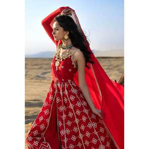 Ensemble de costume pour femme brodé de Zari rouge, design élégant en tissu Lawn - Product Image 4
