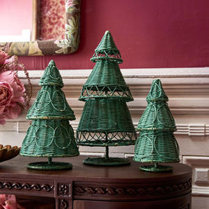 Adorno Navideño Rústico de Mimbre Verde, Hecho a Mano, Sostenible, Decoración Festiva para Sala de Estar, de Vietnam - Product Image 2