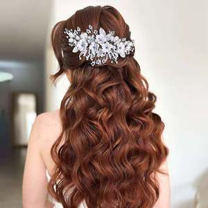 Peigne à cheveux Bridella BHP856-S en argent avec strass et perles - Accessoire de cheveux élégant pour mariages, bals et événements formels, ajustement confortable - Product Image 1