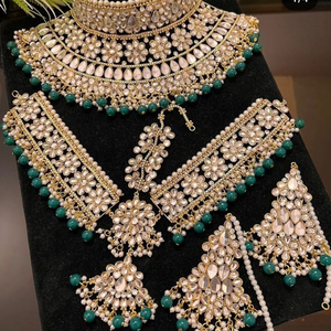 Bijoux de style magnifique 2024 pour femmes, style indien Bollywood, ensemble complet de bijoux de mariage traditionnels, disponible à la vente - Product Image 6