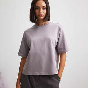 T-shirt court uni coupe carrée pour femmes 100% coton longueur de coupe courte Streetwear décontracté haut ample Logo personnalisé OEM fournisseur d'usine - Product Image 1
