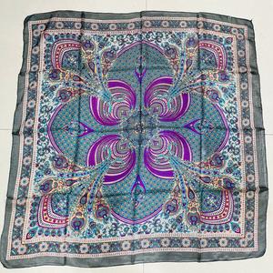 Bufandas y estolas cuadradas personalizadas con serigrafía, fusión de lujo de tradición y arte moderno para regalar - Product Image 2