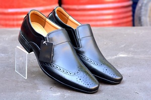Descubre zapatos de moda de hombre de alta calidad en cuero genuino con mocasines elegantes para salidas casuales y ocasiones formales - Product Image 4