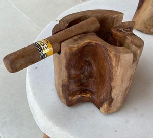 Cendrier en bois unique fait à la main avec sculpture tribale parfait pour les maisons à thème rustique et la décoration de coins fumeurs - Product Image 4