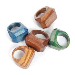 Rond de serviette en bois artisanal moderne pour une décoration de table à manger minimaliste élégante avec un attrait écologique rustique - Product Image 1