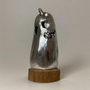 เชิงเทียนไม้ตีอลูมิเนียมที่มีรายละเอียดแบบเรียบง่ายเหมาะสำหรับการเน้นโต๊ะที่น่ากลัวและบรรยากาศฮาโลวีนที่ยกระดับ - Product Image 6