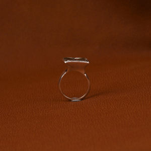 Anillo de diamante de compromiso clásico de oro blanco sólido de 18KT 5.50Ct Ajuste de bisel de acento cultivado en laboratorio de corte radiante verde - Product Image 5