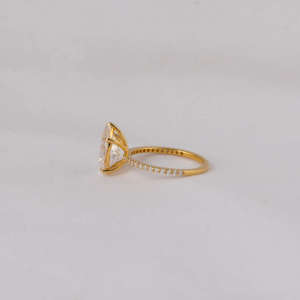 Anillo de Compromiso de Lujo Chapado en Oro de 18 Quilates con Diamante Cultivado en Laboratorio de Corte Pera, Media Eternidad con Diamantes Laterales de Corte Redondo, Regalo Sorpresa - Product Image 3