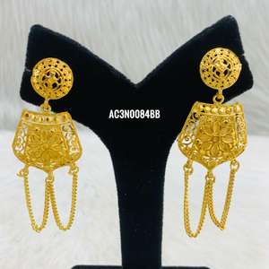 Nouveau Collier Ras-du-Cou Classique en Laiton Plaqué Or avec Chaîne Maille Curbée et Pendentif Fleur pour Fêtes et Mariages - Product Image 3