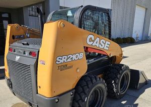 Equipo de Trabajo Pesado para Minicargadora SR210B con Motor Kubota, Alta Eficiencia y Rendimiento Confiable para Contratistas - Product Image 3