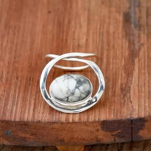 แหวนครบรอบดีไซน์แบบเกลียวทำด้วยมือเงินสเตอร์ลิง925อัญมณีสีขาวฮาวไลท์สัญลักษณ์คริสเตียนของขวัญสำหรับเธอ - Product Image 2