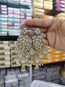 Boucles d'oreilles pendantes ethniques fusion indienne avec petits jhumkis en zircon plaqué or en alliage en forme de cloche pour mariages - Product Image 2