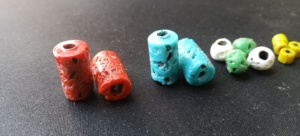 Perles de verre anciennes vintage sur mesure en tailles assorties, idéales pour les créateurs de bijoux - Product Image 6