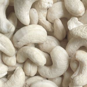 Usine Santigo Offre Spéciale Noix de cajou biologiques du Vietnam Noix de cajou Noix de cajou W180 Emballage de gros de marque privée disponible - Product Image 1