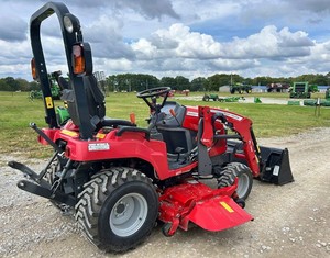 รถแทรกเตอร์ล้อยางขนาดเล็กสีแดง ปี 2024 เครื่องยนต์ดีเซล 20 แรงม้า ยี่ห้อ Massey Ferguson รุ่น GC1725M พร้อมที่ตักด้านหน้า ระบบขับเคลื่อน 4 ล้อ สำหรับงานเกษตร ใช้ระบบเกียร์ขับเคลื่อน - Product Image 6