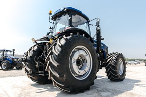 Tractor Diésel de Alto Rendimiento LOVOL TB504C con Tracción en las 4 Ruedas y Función de Toma de Fuerza, Ideal para Equipos Agrícolas Modernos, en Venta Ahora - Product Image 5