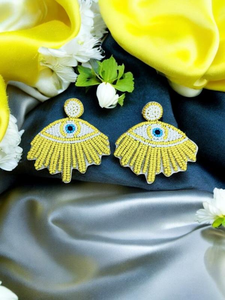 Pendientes Bordados Artesanales con Flores de Arcoíris Rosa, Armonía Vibrante, Cuentas Multicolores, Hechos por Glowin Fashion - Product Image 4