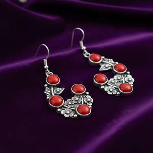 Boucles d'oreilles pendantes florales indiennes en argent sterling 925 plaqué or avec pierre d'onyx rouge |   Boucles d'oreilles en argent indiennes faites à la main, bijoux en gros - Product Image 2