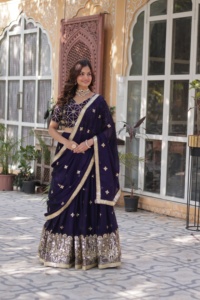 Vente à l'exportation Magnifique Rangoli Soie Lehenga Choli Fil & Paillettes Broderie Travail Haute Couture Look Disponible à la Vente - Product Image 2