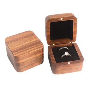 Boîte de présentation de bague en bois de noyer naturel de qualité supérieure, couleur personnalisée, élégante, doublée de velours, porte-bijoux pour fiançailles, mariage - Product Image 3