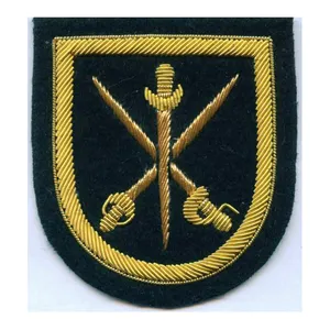 Hoge Kwaliteit Tactisch Zwaard Logo Vilten Patches Gouden Draad Badge Geborduurde Doek Insignes Voor School Uniform Hoed Badges