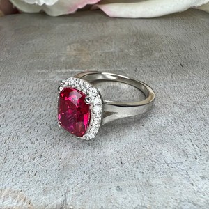 Anillo de compromiso de piedras preciosas de oro blanco de 14K con corte de cojín rojo rubí hecho a mano para joyería de diamantes regalo de aniversario a precio mayorista - Product Image 6