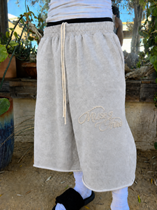 Pantalones cortos deportivos de algodón French Terry de alta calidad, personalizados con logotipo gráfico de perlas, hasta la rodilla, estilo baggy, desgastados, para hombre. - Product Image 1