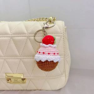 Nouveau produit : Porte-clés et pendentif de sac en peluche Acki en coton au crochet, motif gâteau et cornet à la crème aux cerises, mignon et fini - Product Image 3