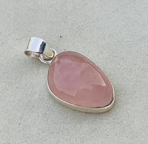 Colgante de cuarzo rosa de Plata de Ley 925 hecho a mano con piedras preciosas de cuarzo rosa diseño de joyería único - Product Image 2