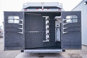 Remolque Blanco de 2 Ejes para Ganado con Pared Lateral Desmontable y Múltiples Compartimentos para el Transporte de Caballos, Vacas, Ovejas y Cerdos - Product Image 6