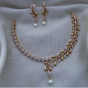 CZ tradicional fiesta desgaste conjunto de joyería para las mujeres incluye intrincado detallado acabado mate collar pendientes a juego de latón - Product Image 1