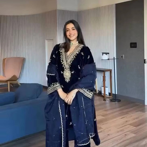 Fil lourd de velours de viscose de vêtements de fête de designer indien avec haut et pantalon de travail brodés par séquence avec filet papillon Dupatta - Product Image 1