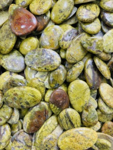 หินโอปอล์ทรงหลังเบี้ยสีเขียวธรรมชาติเกรด AAA อัญมณีหลวมแบบสั่งทำสำหรับการทำเครื่องประดับ - Product Image 4