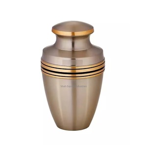 Hermosa urna de cremación para adultos de aluminio, Peltre con banda dorada para cenizas humanas, urna de cremación artesanal a la venta - Product Image 1