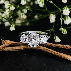 Anillo de Compromiso de Oro Sólido de 14K con Tres Piedras de Moissanita Ovalada y Corte Diamante Cristiano - Product Image 3